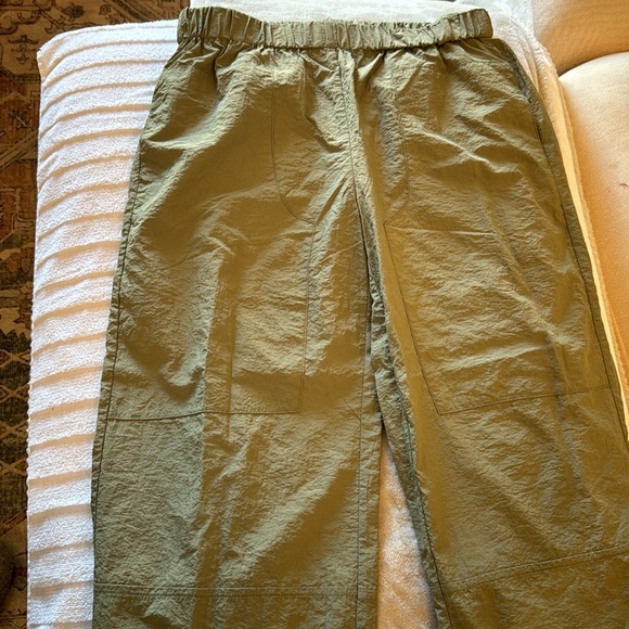Mod ref army green parachute pants. 100% nylon. Very lightweight - Picture 3 of 3